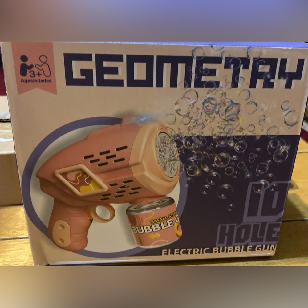 NWT Child’s Geometry 10 Hole Foaming Electric Bubble Gun
